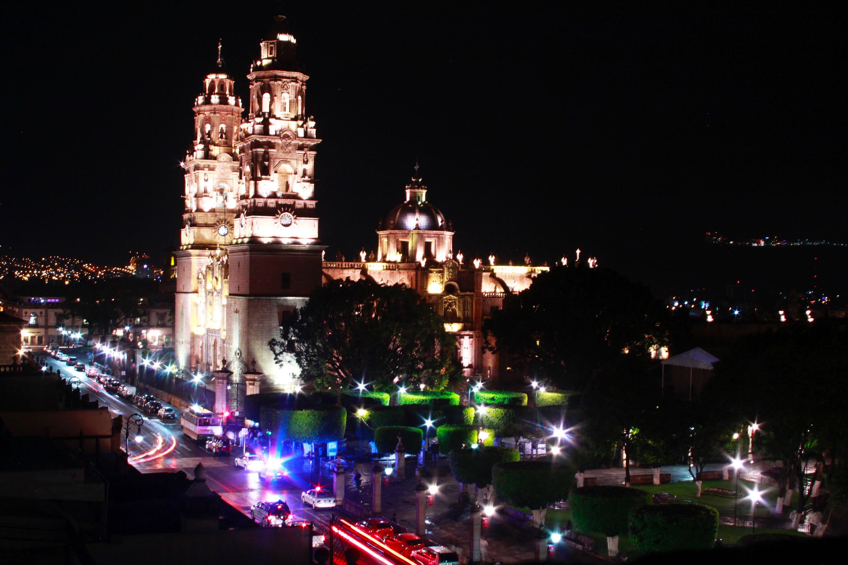 Hotel Alameda Centro Historico Морелия Екстериор снимка