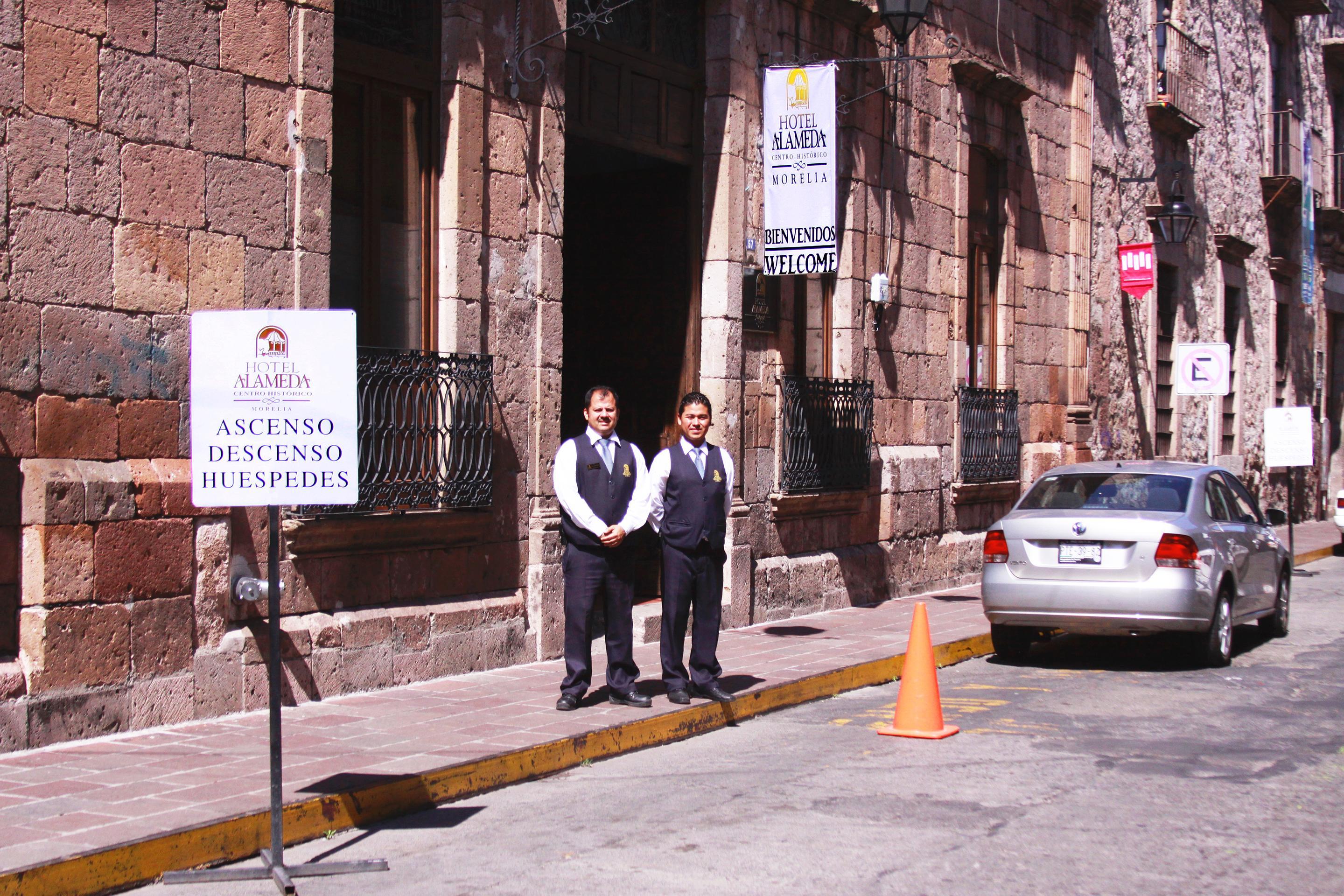 Hotel Alameda Centro Historico Морелия Екстериор снимка